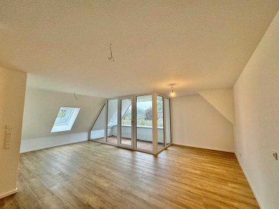 Neuwertige, schicke 2-Zimmer Wohnung mit Loggia, PKW- Stellplatz und Dachboden