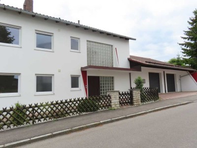 Hier gibt es nichts mehr zu tun! Einziehen u. den Ausblick genießen: Zweifamilienhaus in Mallersdorf