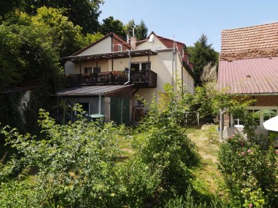 Wohnen im Grünen – Vielseitiges Mehrfamilienhaus mit Scheune, Stallung und großem Grundstück im idyl