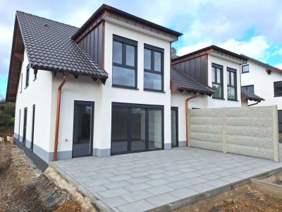 Moderne Neubau-Doppelhaushälfte mit Terrasse in Much-Sommerhausen!