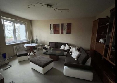 Sanierte Wohnung mit zwei Zimmern sowie Balkon und Einbauküche in Berlin