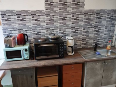 möbliertes Balkonzimmer mit Küche