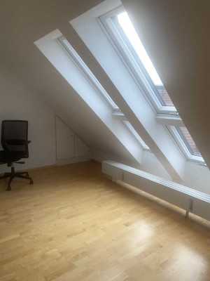 Stilvolle 2,5-Raum-DG-Wohnung BEFRISTET ZUM 15.09.2026 oder bei Bedarf auch länger