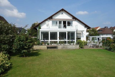Geräumiges Ein- bis Zweifamilienhaus, freistehend in exklusiver Lage