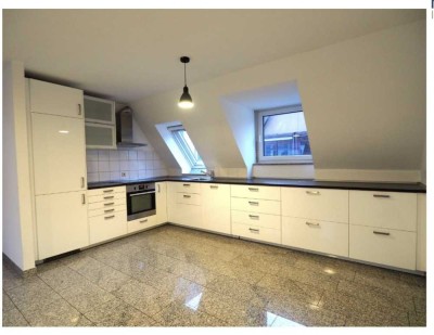 Ansprechende Maisonette Wohnung mit 3,5 Zimmern sowie Balkon und Einbauküche im Herzen von Kirchheim