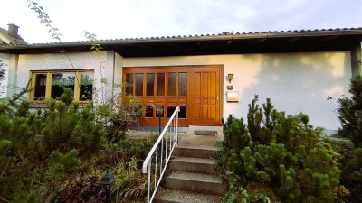 Einfamilienhaus mit Garten, Balkon, KFZ Stellplätze und Carport  in Wattenheim!