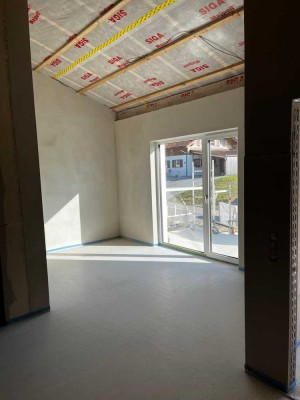 Moderne 3-Zi-Dachgeschosswohnung mit geh. Innenausstattung mit EBK u. Balkon in Neukirchen v. Wald