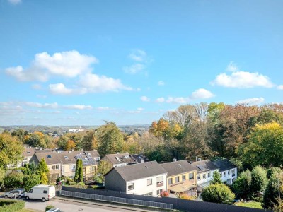 Moderne, großzügige Vierzimmer-Eigentumswohnung mit Einbauküche, Loggien und vier Stellplätzen!