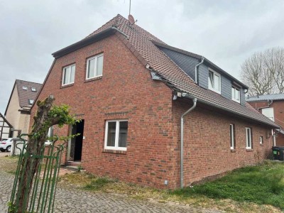 Sanierungsbedürftiges Mehrfamilienhaus mit Nebengebäude in Stolzenau