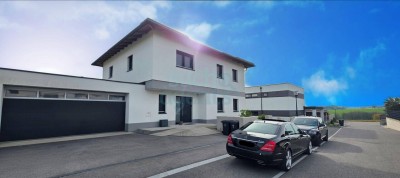 Großzügiges Generationenhaus mit modernster Technik und Blick in die Natur