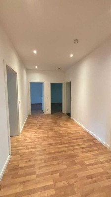 tolle 3,5-Zimmer-Erdgeschosswohnung mit Balkon !!