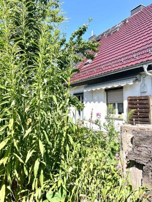 Liebhaberobjekt! Charmante Doppelhaushälfte mit Sauna, Garten und viel Potential in Freital!