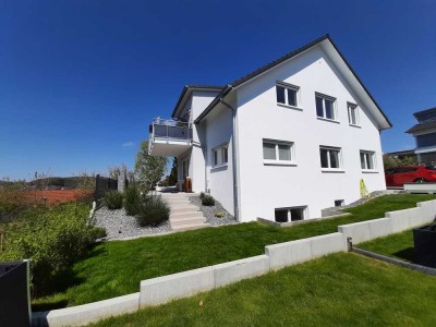 Exklusive 3-Zimmer-Dachgeschosswohnung mit gehobener Innenausstattung mit Balkon und EBK