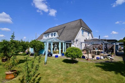 Große Doppelhaushälfte mit Garage und tollem Garten