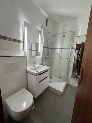Frisch renovierte Wohnung mit Garage & EBK & Aufzug