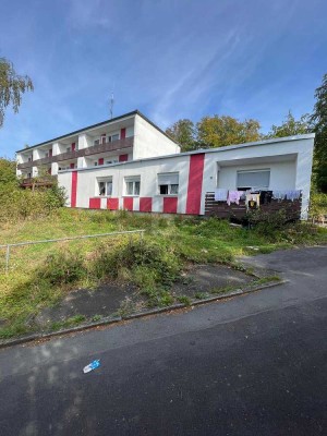 SANIERUNGSBEDÜRFTIGES 10-PARTEIEN HAUS