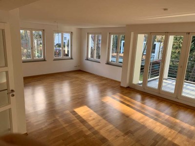 Stilvolle, vollst. renovierte 3-Zimmer-Wohnung mit geh. Innenausstattung mit Balkon und EBK