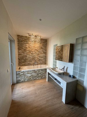 Stylische und moderne Eigentumswohnung mit Garten, Terrasse, Einbaukücke und Top-Ausstattung