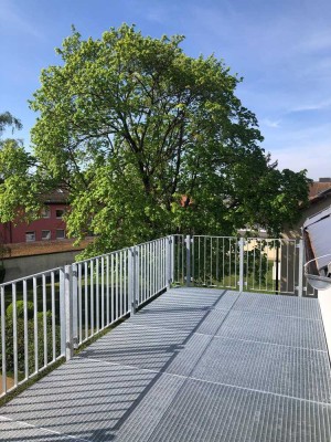 Exklusive, geräumige und neuwertige 2-Zimmer-Wohnung mit Balkon und Einbauküche in Germering