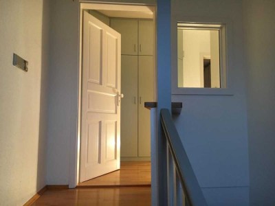 Außergewöhnliche Maisonette- (3-Zimmer) Wohnung , renoviert, in ruhigem 3-FH in SP-Süd