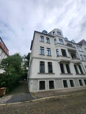 Attraktive 5-Zimmer-Hochparterre-Wohnung mit Balkon in Magdeburg