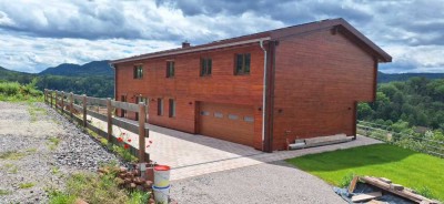 Exkl. Holzhaus Neubau in traumhafter Alleinlage mit unverbaubarem Blick über die Berge des Wasgau