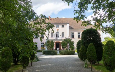 Schloss bei Schwerin mit großem Grundstück - ideales Investment mit vielseitigen Baumöglichkeiten