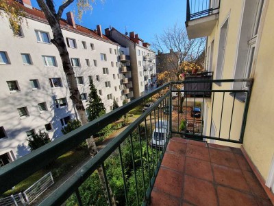 Helle und geräumige 1 Zimmer Wohnung mit Balkon in Oberschöneweide zu vermieten!