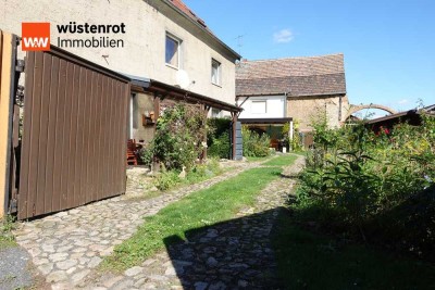 Freistehendes Einfamilienhaus in traditioneller Stampflehmbauweise