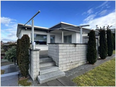 Licht, Weite, Eleganz - Moderner Winkelbungalow in Halbhöhenlage mit Aussicht