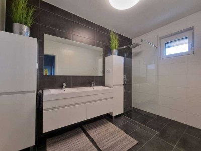 Erstbezug nach Sanierung mit Balkon und Einbauküche: Attraktive 2,5-Zimmer-Dachgeschosswohnung