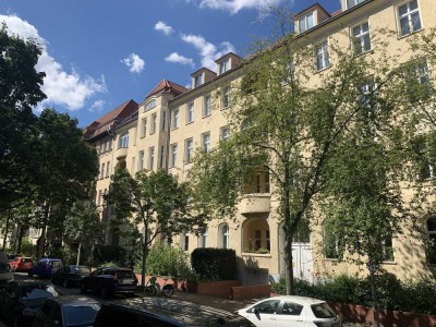 Am Treptower Park: sehr ruhige, individuelle und großzügige Altbau-Wohnung mit hohen Decken