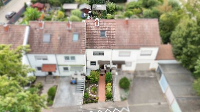 Wohnen am Feldrand: Gepflegtes Reihenmittelhaus mit großem Garten und Garage