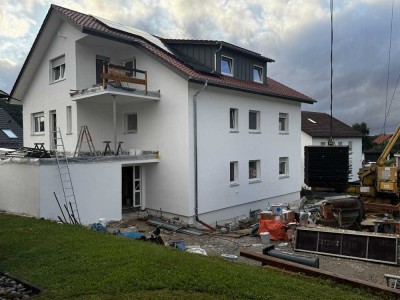 Neubau-Erstbezug: 3-Zimmer-DG Wohnung mit überdachtem Balkon, EBK, 2 Stellpl. & Top-Aussicht