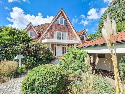Imposante Maisonette-Wohnung mit Haus-im-Haus-Charakter, 4 Balkonen, Doppelcarport und Sauna!