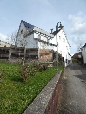 Gepflegtes Mehrfamilienhaus mit vielen Details, Garten, übergroße Garage ...