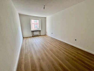 Renovierte 4 Zimmer Altbauwohnung (ca. 95 m“) zuzüglich Wohnküche