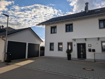 Doppelhaushälfte mit Alpenblick am Ortsrand, mit Garten und 2 Garagen