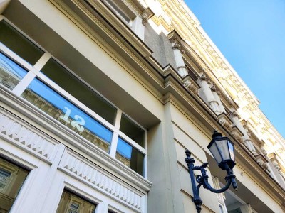 Stadtnah & ruhig: 2 Zimmer mit Tageslichtbad & Einbauküche