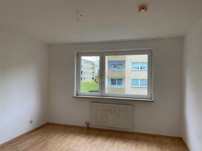 ~ERGESCHOSSWOHNUNG mit BALKON und 3 ZIMMERN sucht NETTE MIETER~