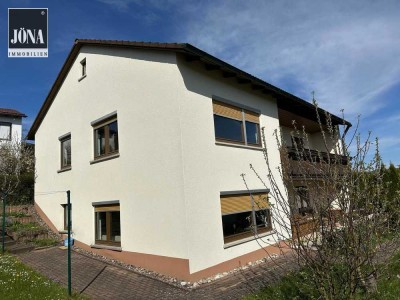 Zwei Wohnungen, ein Zuhause:
Großzügiges Wohnhaus mit herrlichem Fernblick