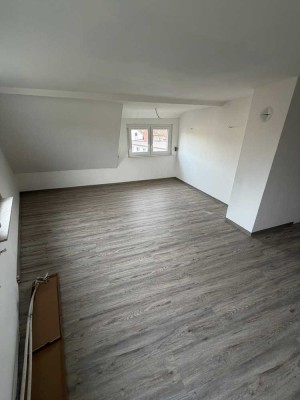 Erstbezug nach Sanierung - 4,5-Zimmer-Wohnung mit Balkon, Gartenanteil, 2 Stellplätzen