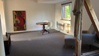 Sehr helle, freundliche 2-Zimmer-Maisonette-Wohnung mit EBK für ein Jahr befristet zu vermieten.