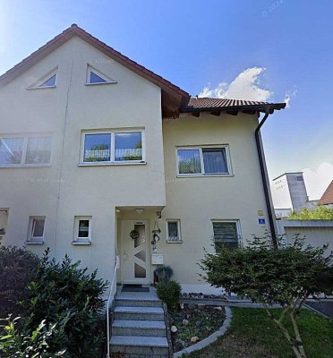 Gut geschnittener Hausanteil mit kleinem Garten und Garage in Weidhausen
