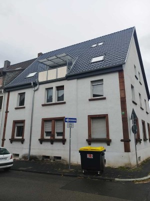 Frisch sanierte 4 Zimmer-Dachgeschosswohnung mit Einbauküche und sonniger Loggia zu vermieten
