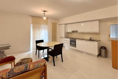 1,5-Zimmer-Wohnung mit möblierter Küche und sonnigem Balkon und herrlicher Aussicht!