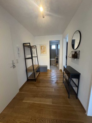 Sanierte Wohnung mit zwei Zimmern sowie Balkon und Einbauküche in Schönefeld