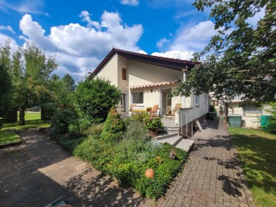 Zwei in Eins - Einfamilienhaus und Kapitalanlage mit großzügigem Garten!