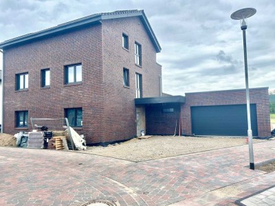 Erstbezug mit Balkon: Exklusive 2,5-Zimmer-Wohnung mit gehobener Innenausstattung in Alpen