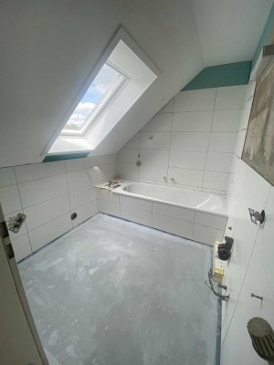 zwei Zimmerwohnung im DG mit Einbauküche + Balkon zu vermieten